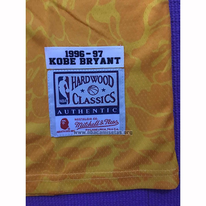 Camiseta Los Angeles Lakers Bape NO 24 Mitchell & Ness Amarillo